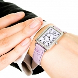 Часы на руке женщины